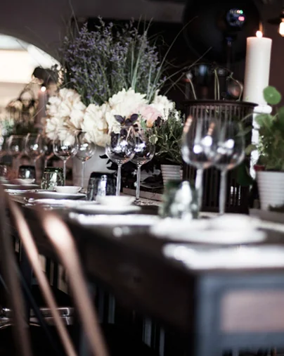 THE-CÔCÔ Restaurant · gedeckte Tische im warmen Kerzenlicht
